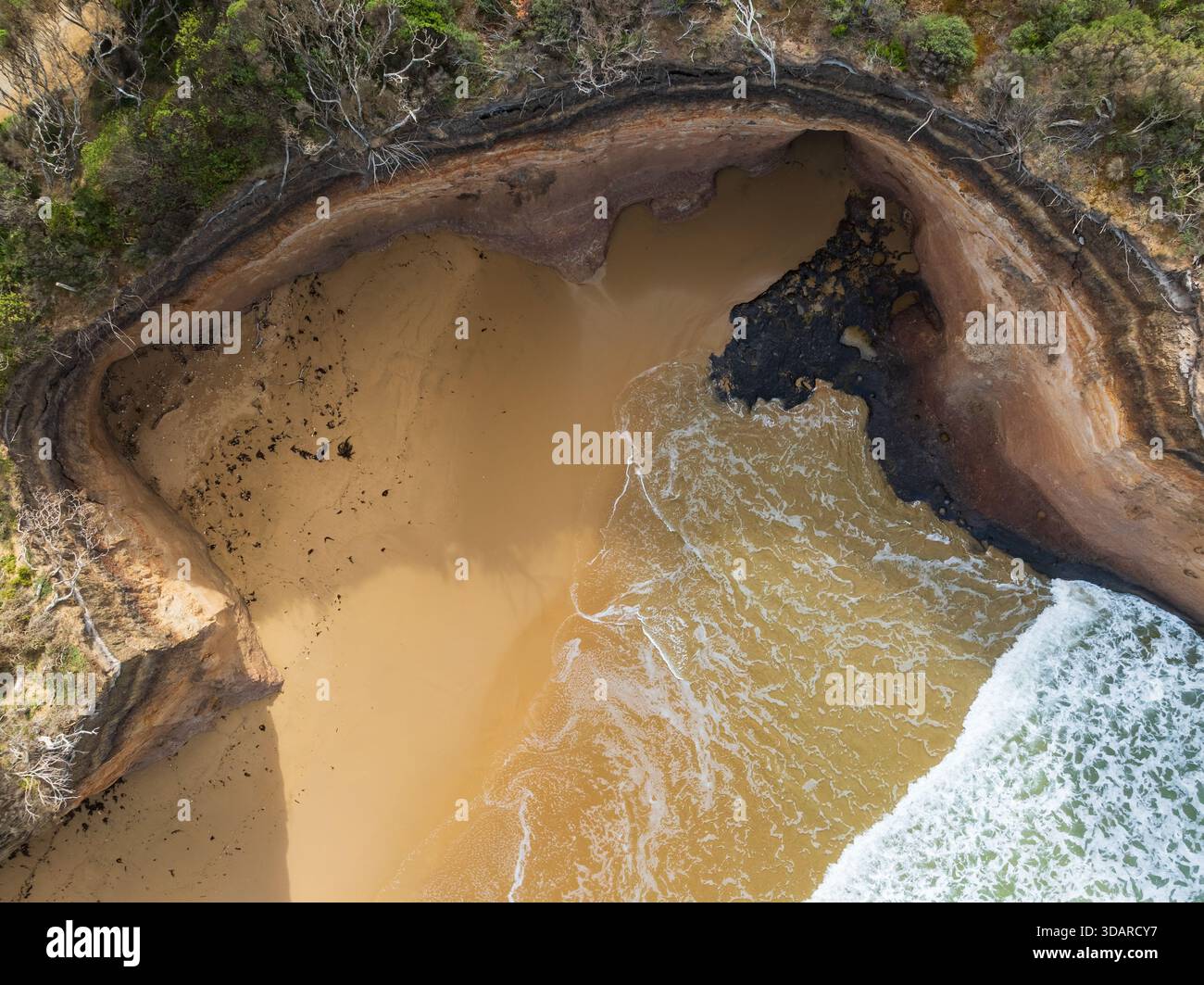 Vue aérienne au-dessus d'une plage et d'une crique sous une falaise érodée à Anglesea sur la Great Ocean Road à Victoria, Australie. Banque D'Images