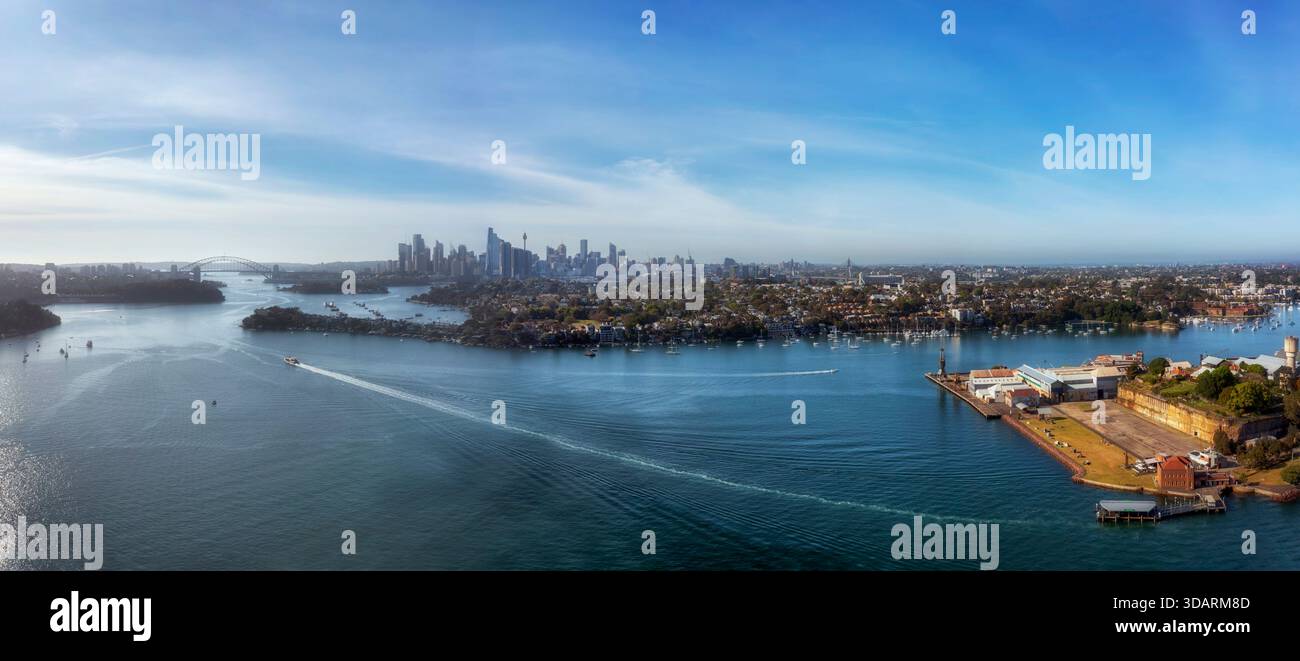 Vue panoramique urbaine aérienne de la rivière Parramatta jusqu'au port de Sydney et aux gratte-ciel de la ville en Australie. Banque D'Images
