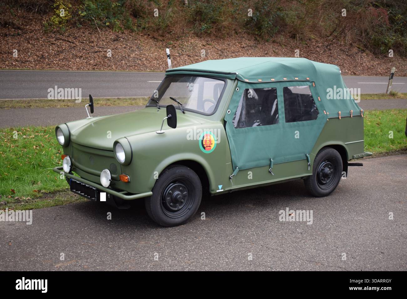Véhicule militaire est-allemand, version armée Trabant avec capote souple et manteau d'armée est-allemand Banque D'Images