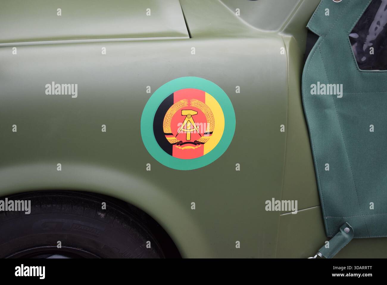 Véhicule militaire est-allemand, version armée Trabant avec capote souple et manteau d'armée est-allemand Banque D'Images