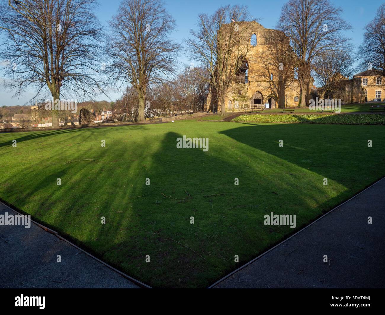 Les ruines médiévales du château de Knaresborough et la Tour du Roi surplombent le parc verdoyant du château. Banque D'Images