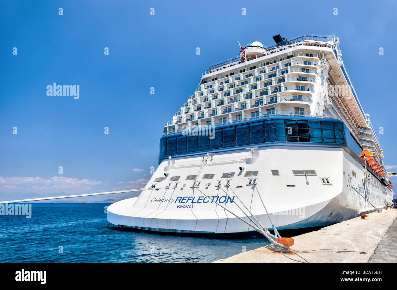 Bateau de croisière Reflection de célébrités amarré près de Corfou, en Grèce, dans la mer Ionienne. Banque D'Images