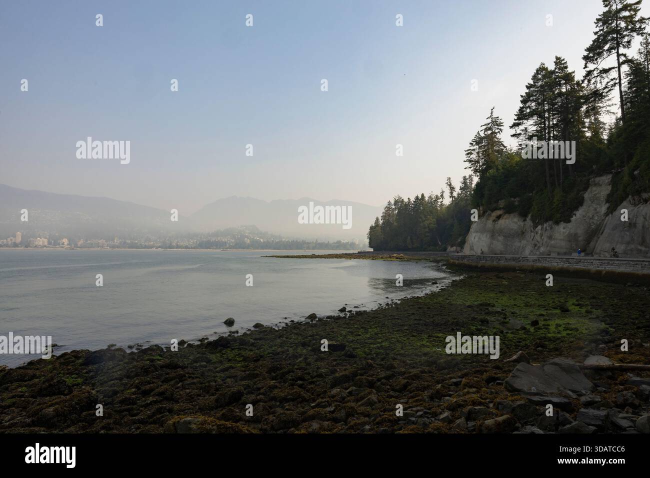 Stanley Park Path et West Vancouver par temps nuageux Banque D'Images