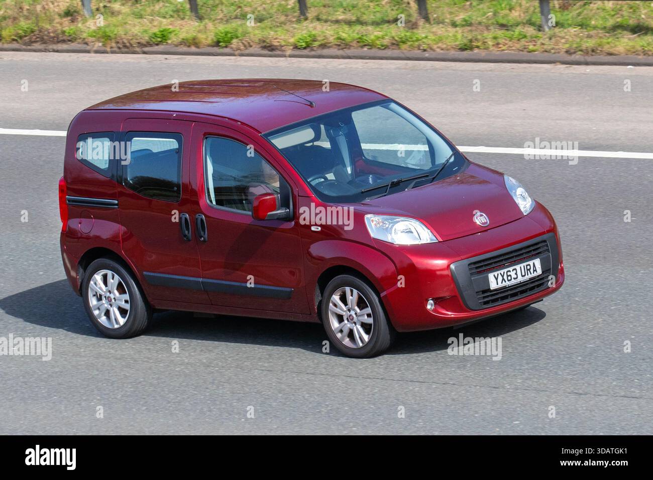 2014 Red Fiat Qubo Mylife car petit MPV essence 1360 cc, moteur à essence 1.4L, véhicule compact polyvalent Banque D'Images