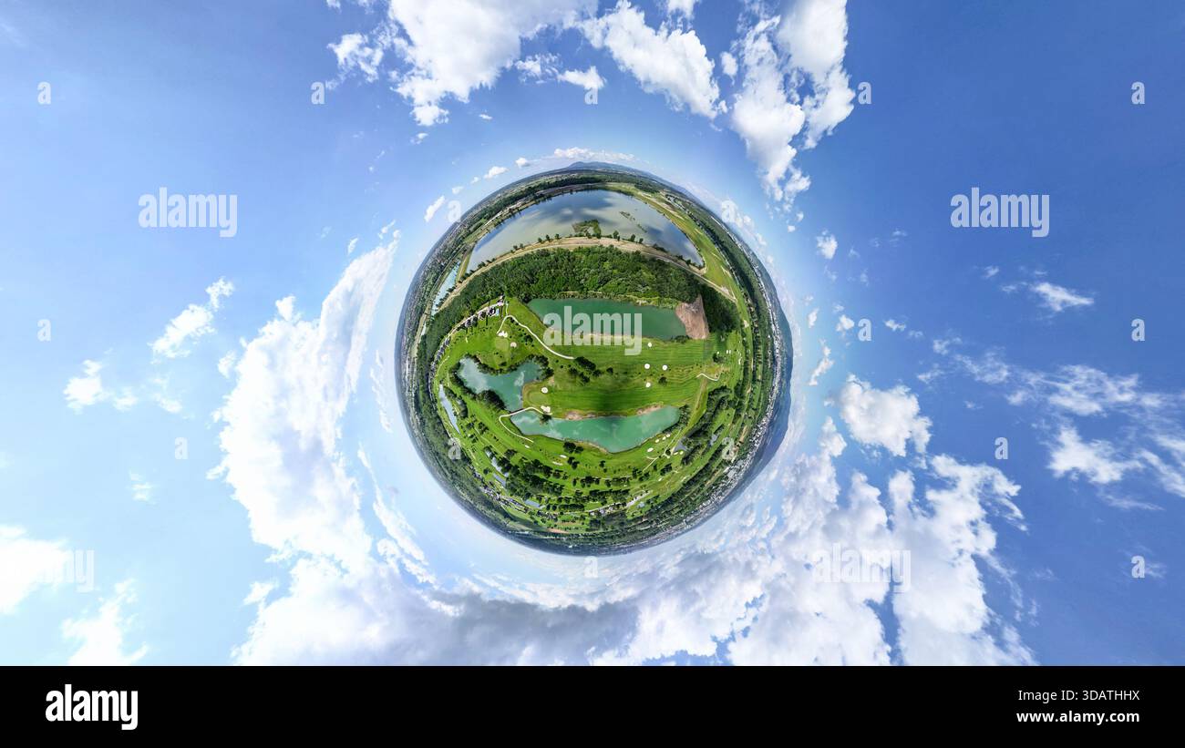 Photo miniature effet monde prise avec un drone au-dessus du lac Ontario à la périphérie de la ville de Zagreb, Croatie Banque D'Images