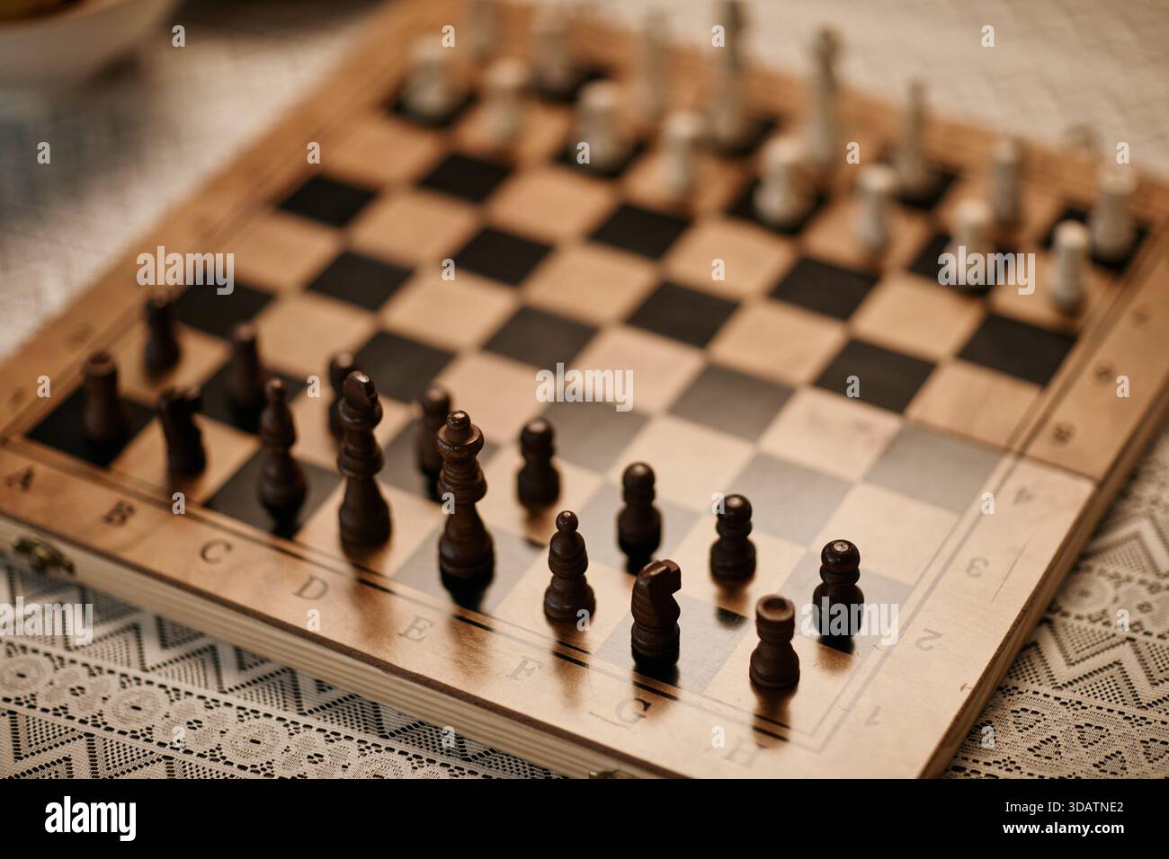 Gros plan d'échiquier en bois avec des pièces arrangées pour le jeu dans la maison de soins infirmiers Banque D'Images