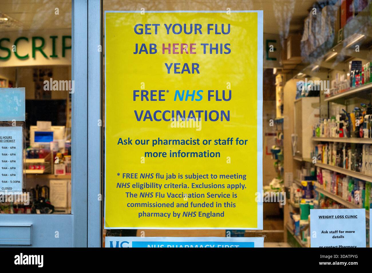 Langley, Berkshire, Royaume-Uni. 12 décembre 2025. Un panneau "Get Your grippe Jab here" dans la fenêtre d'une pharmacie à Langley, Berkshire. Alors qu'une super grippe se répand dans tout le Royaume-Uni, les lits d'hôpitaux se remplissent de patients atteints de la grippe malade, les gens sont invités à avoir un jab contre la grippe. Crédit : Maureen McLean/Alamy Live News Banque D'Images