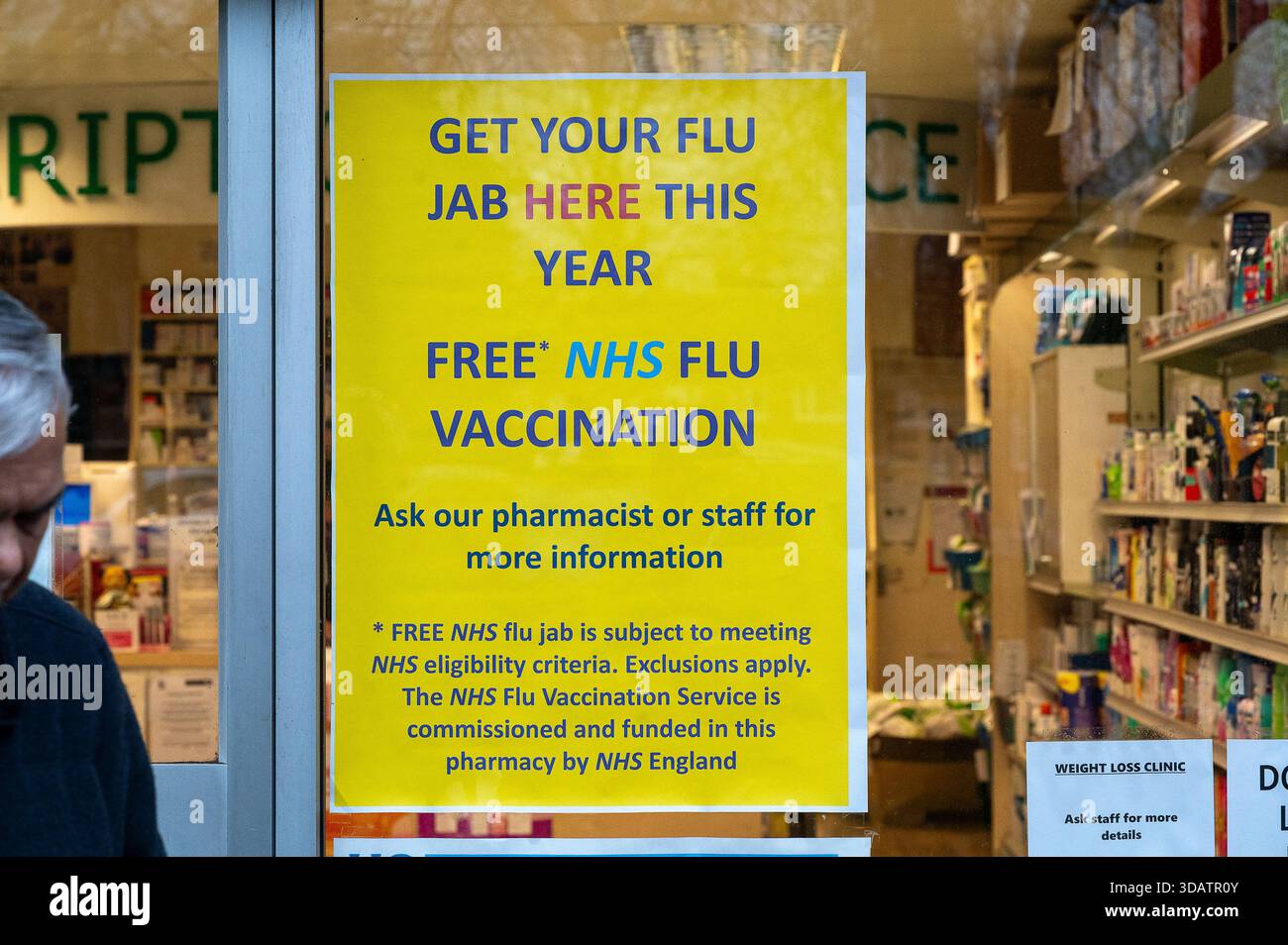 Langley, Berkshire, Royaume-Uni. 12 décembre 2025. Un panneau "Get Your grippe Jab here" dans la fenêtre d'une pharmacie à Langley, Berkshire. Alors qu'une super grippe se répand dans tout le Royaume-Uni, les lits d'hôpitaux se remplissent de patients atteints de la grippe malade, les gens sont invités à avoir un jab contre la grippe. Crédit : Maureen McLean/Alamy Live News Banque D'Images
