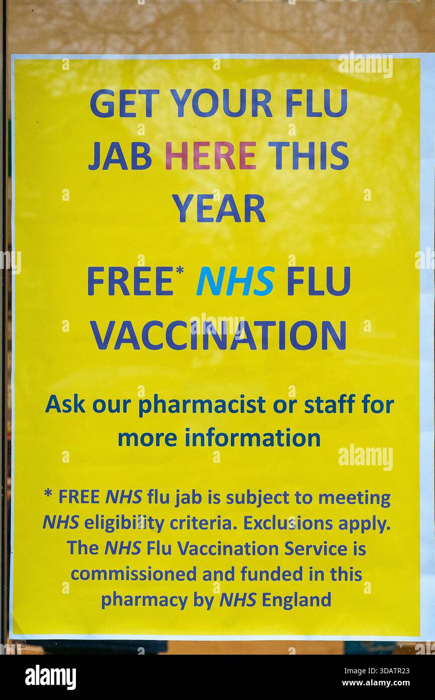 Langley, Berkshire, Royaume-Uni. 12 décembre 2025. Un panneau "Get Your grippe Jab here" dans la fenêtre d'une pharmacie à Langley, Berkshire. Alors qu'une super grippe se répand dans tout le Royaume-Uni, les lits d'hôpitaux se remplissent de patients atteints de la grippe malade, les gens sont invités à avoir un jab contre la grippe. Crédit : Maureen McLean/Alamy Live News Banque D'Images