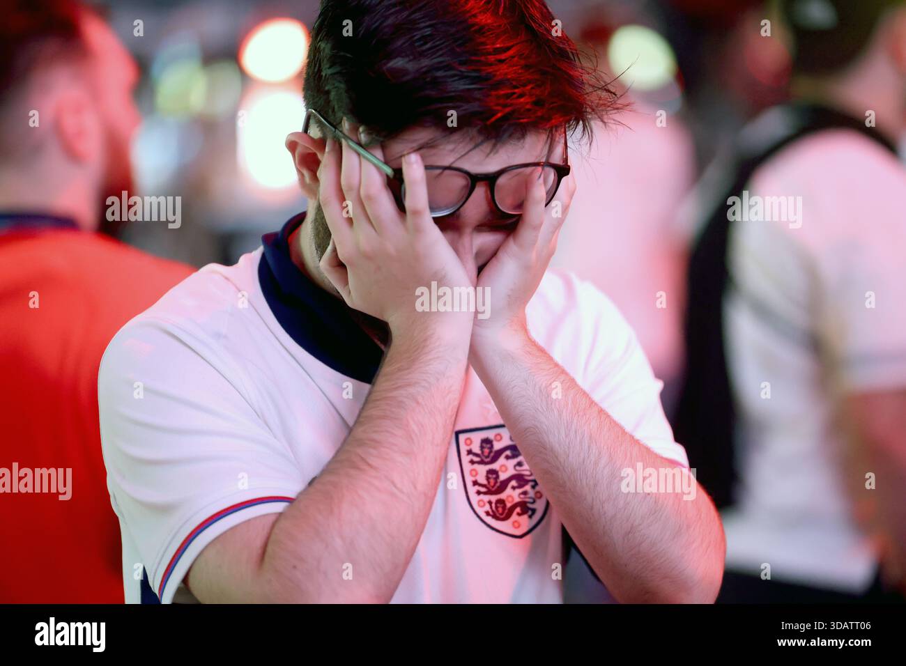 Photo du dossier datée du 14/07/24 des fans de football anglais. L’Association de football a été invitée à contester les prix « honteux » des billets de Coupe du monde de la FIFA pour les fans les plus fidèles d’Angleterre. Si l'Angleterre atteint la finale en juillet, les fans qui cherchent à acheter grâce à l'allocation de la FA devraient dépenser plus de 5 000 £ en billets seuls pour assister à tous les matchs, avec le prix le moins cher pour le match phare fixé à plus de 3 000 £. Date d'émission : vendredi 12 décembre 2025. Banque D'Images