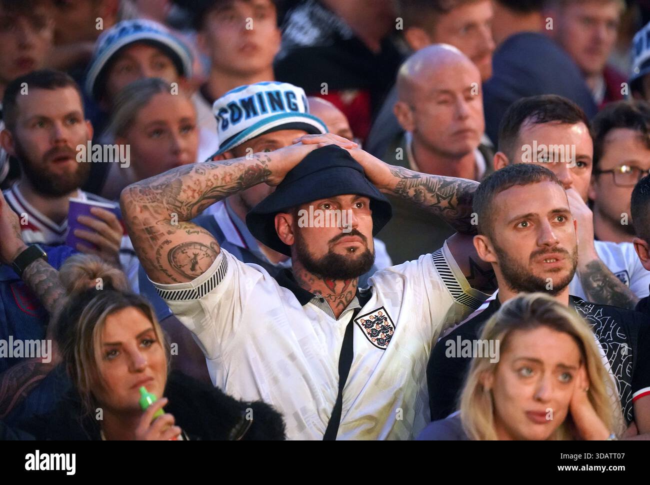 Photo du dossier datée du 14/07/24 des fans de football anglais. L’Association de football a été invitée à contester les prix « honteux » des billets de Coupe du monde de la FIFA pour les fans les plus fidèles d’Angleterre. Si l'Angleterre atteint la finale en juillet, les fans qui cherchent à acheter grâce à l'allocation de la FA devraient dépenser plus de 5 000 £ en billets seuls pour assister à tous les matchs, avec le prix le moins cher pour le match phare fixé à plus de 3 000 £. Date d'émission : vendredi 12 décembre 2025. Banque D'Images