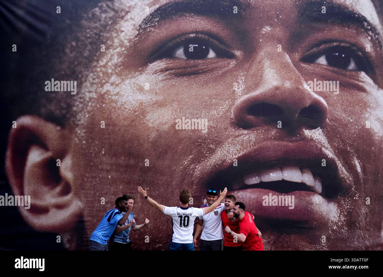 Photo du dossier datée du 13/07/24 des fans de football anglais. L’Association de football a été invitée à contester les prix « honteux » des billets de Coupe du monde de la FIFA pour les fans les plus fidèles d’Angleterre. Si l'Angleterre atteint la finale en juillet, les fans qui cherchent à acheter grâce à l'allocation de la FA devraient dépenser plus de 5 000 £ en billets seuls pour assister à tous les matchs, avec le prix le moins cher pour le match phare fixé à plus de 3 000 £. Date d'émission : vendredi 12 décembre 2025. Banque D'Images