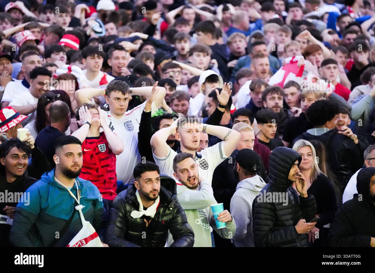Photo du dossier datée du 10/07/24 des fans de football anglais. L’Association de football a été invitée à contester les prix « honteux » des billets de Coupe du monde de la FIFA pour les fans les plus fidèles d’Angleterre. Si l'Angleterre atteint la finale en juillet, les fans qui cherchent à acheter grâce à l'allocation de la FA devraient dépenser plus de 5 000 £ en billets seuls pour assister à tous les matchs, avec le prix le moins cher pour le match phare fixé à plus de 3 000 £. Date d'émission : vendredi 12 décembre 2025. Banque D'Images