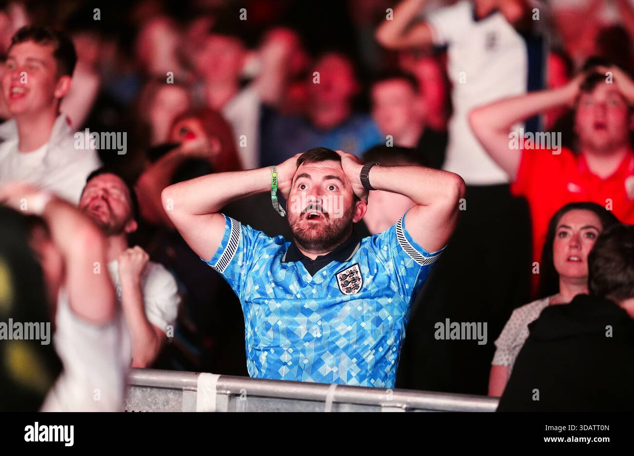 Photo du dossier datée du 10/07/24 des fans de football anglais. L’Association de football a été invitée à contester les prix « honteux » des billets de Coupe du monde de la FIFA pour les fans les plus fidèles d’Angleterre. Si l'Angleterre atteint la finale en juillet, les fans qui cherchent à acheter grâce à l'allocation de la FA devraient dépenser plus de 5 000 £ en billets seuls pour assister à tous les matchs, avec le prix le moins cher pour le match phare fixé à plus de 3 000 £. Date d'émission : vendredi 12 décembre 2025. Banque D'Images