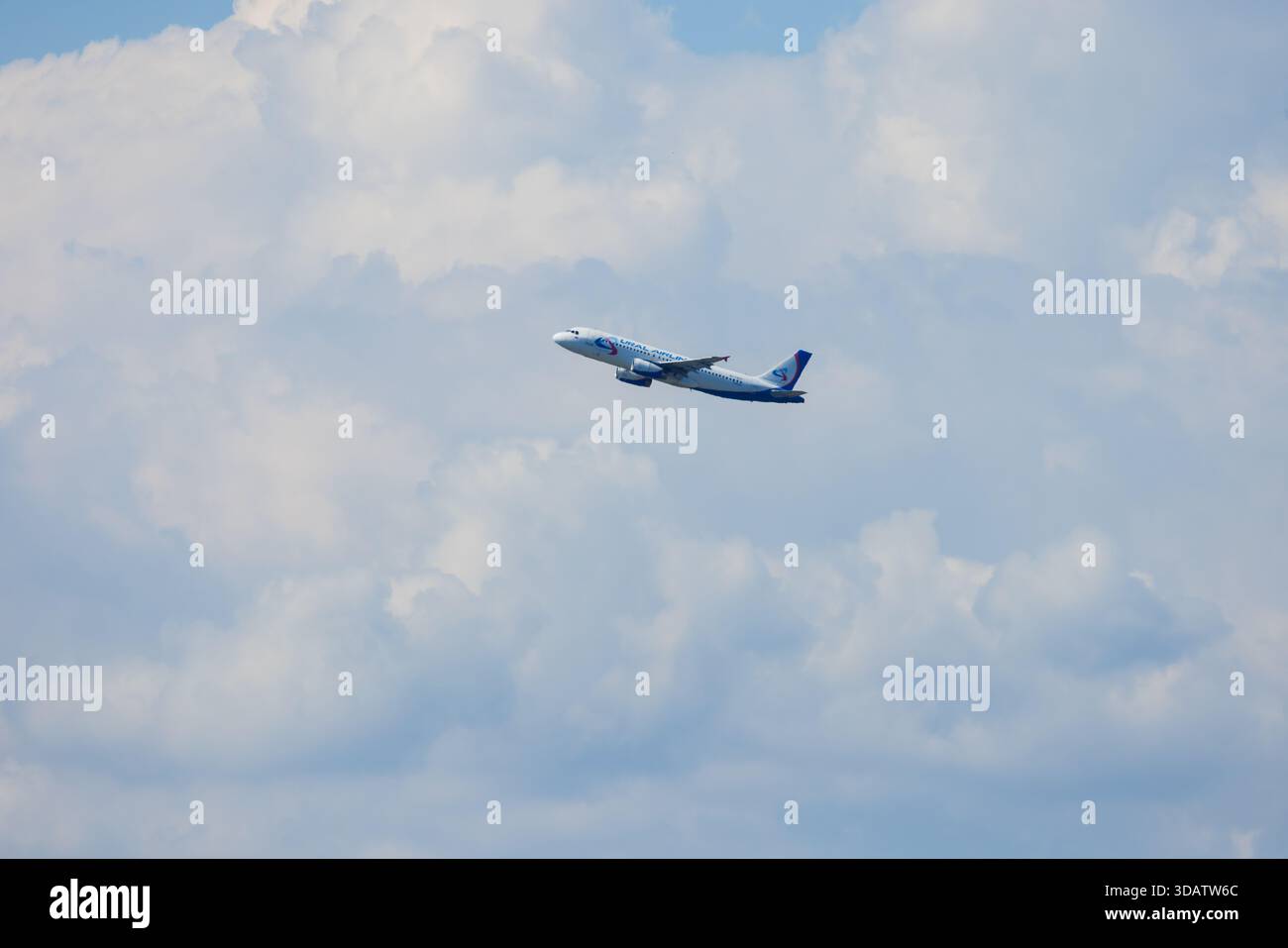 7 décembre 2025 Sotchi, Russie. L'avion d'Ural Airlines décolle contre le ciel Banque D'Images