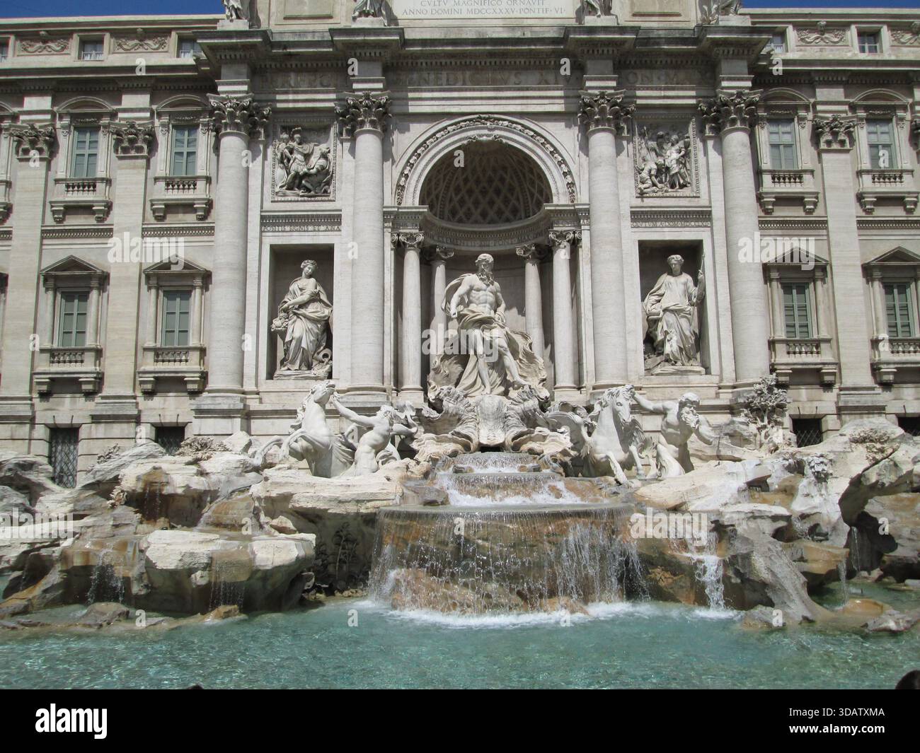 Les visiteurs se rassemblent autour de la fontaine de Trevi à Rome, en Italie, pour admirer les sculptures baroques spectaculaires et les chutes d’eau de l’une des fontaines les plus célèbres et emblématiques du monde 20 août 2013 Banque D'Images