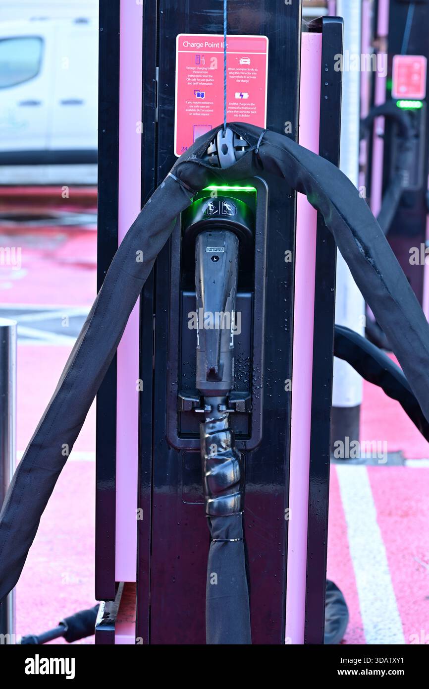 Station de recharge de véhicule électrique publique avec câble et connecteur à Lichfield, Royaume-Uni Banque D'Images
