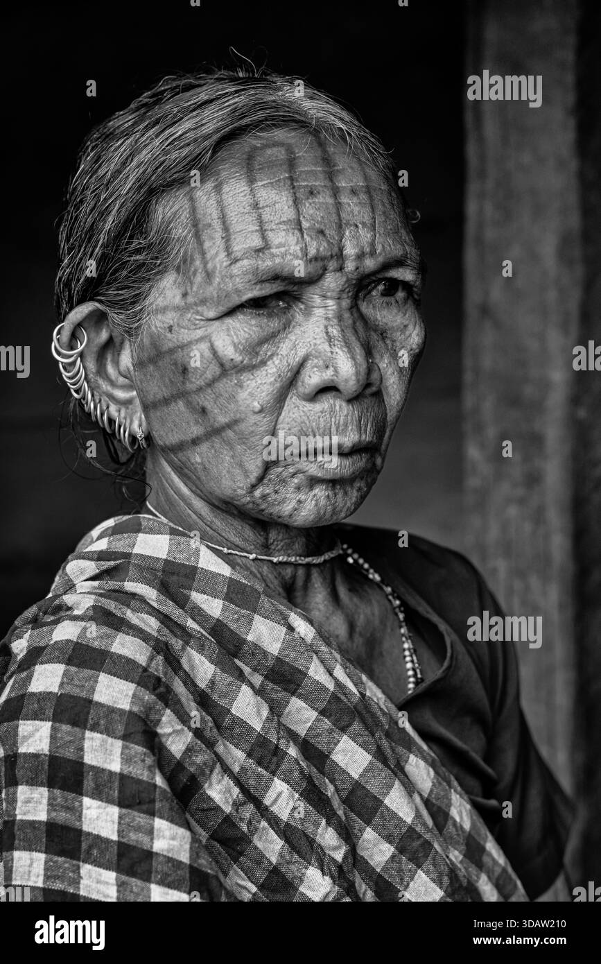 Portrait d'une femme de la tribu Kutia Kondh, Odisha, Inde Banque D'Images