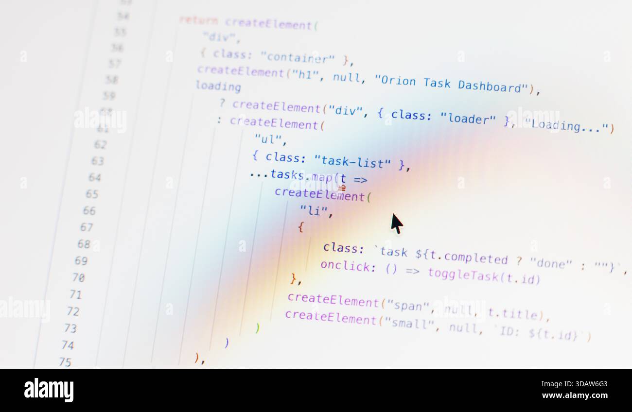 Code source informatique écrit généré en temps réel en gros plan sur le moniteur - lettres noires sur fond blanc - concept de numérisation, science, Re Banque D'Images