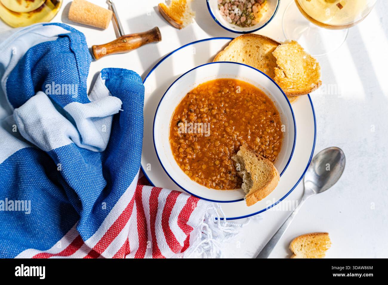 Un délicieux bol de faux, une soupe grecque traditionnelle aux lentilles, servi avec du pain rustique. Capturant l'essence de la cuisine grecque, ce plat est apprécié avec esprit Banque D'Images