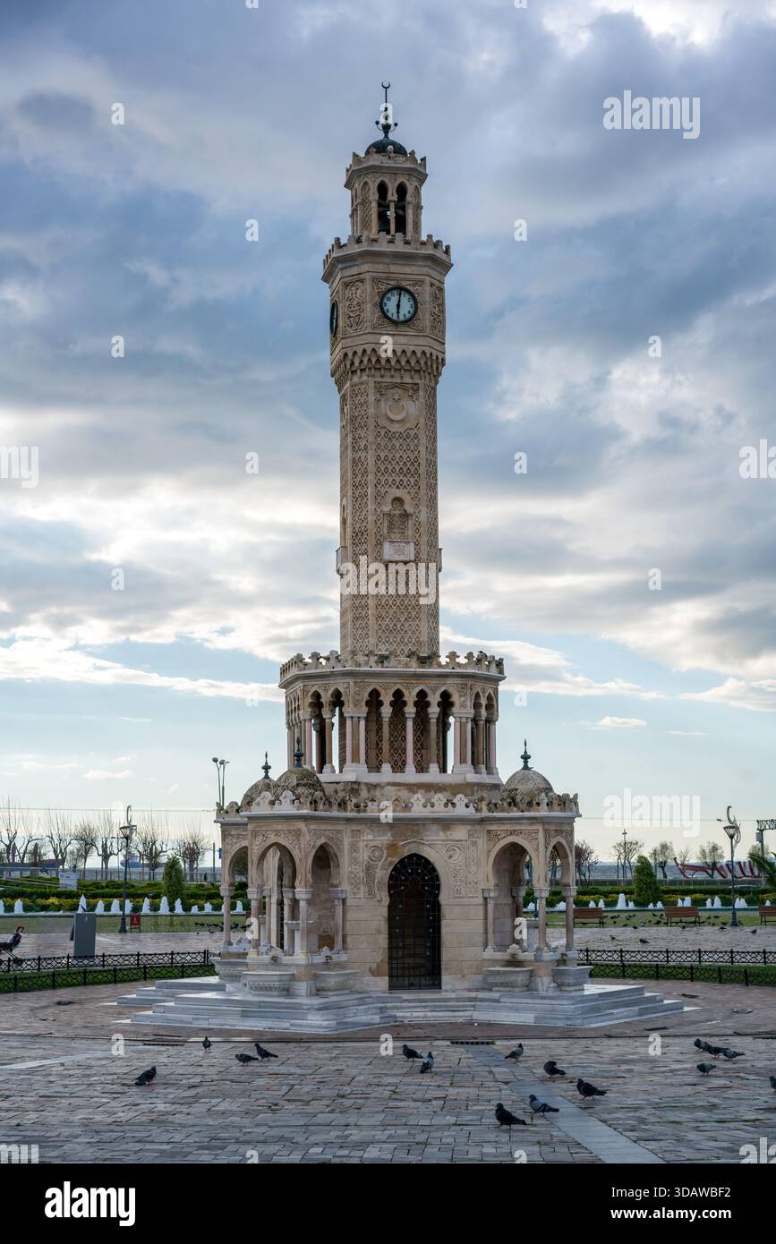 La Tour de l'horloge à Izmir, en Turquie, présente une conception architecturale ottomane complexe. Il se dresse comme un monument historique sur la place animée de la ville, SY Banque D'Images