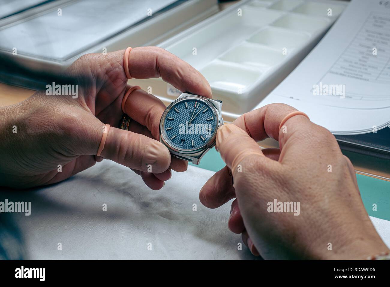Un maître horloger effectue une inspection finale de contrôle de qualité sur une montre Czapek & Cie achevée dans les installations de fabrication de la marque. Banque D'Images