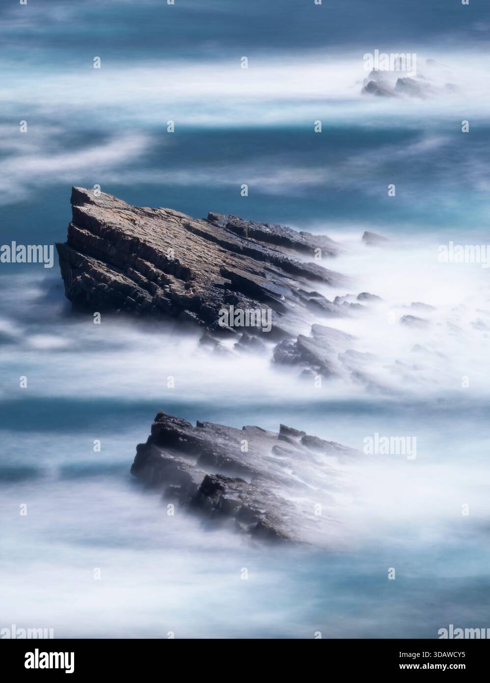 Des falaises rocheuses spectaculaires s'élèvent de la mer brumeuse à Acantilados de Papel, Lugo. Le paysage accidenté capture la puissante interaction entre la terre et les s. Banque D'Images