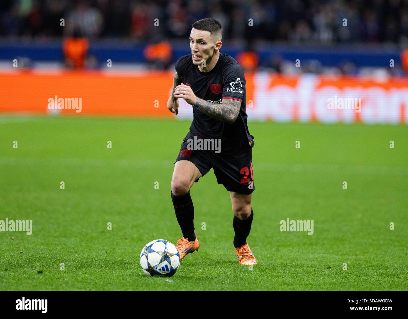 Leverkusen, BayArena, 10.12.2025 : Alejandro Grimaldo de Leverkusen court avec le ballon lors du match de championnat Bayer 04 Leverkusen v. Newcastl Banque D'Images