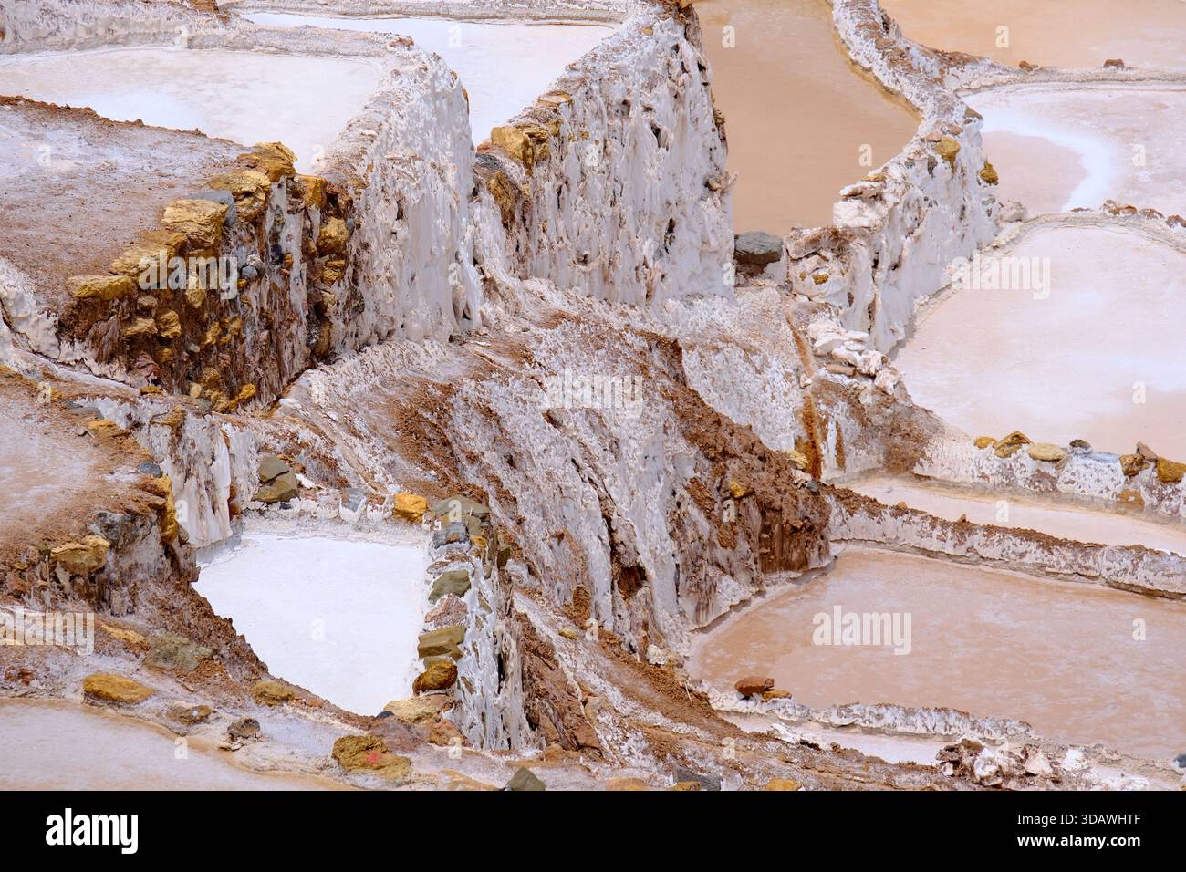 Configuration de bassins salants en terrasses dans les mines de sel de Maras dans la Vallée sacrée du Pérou Banque D'Images