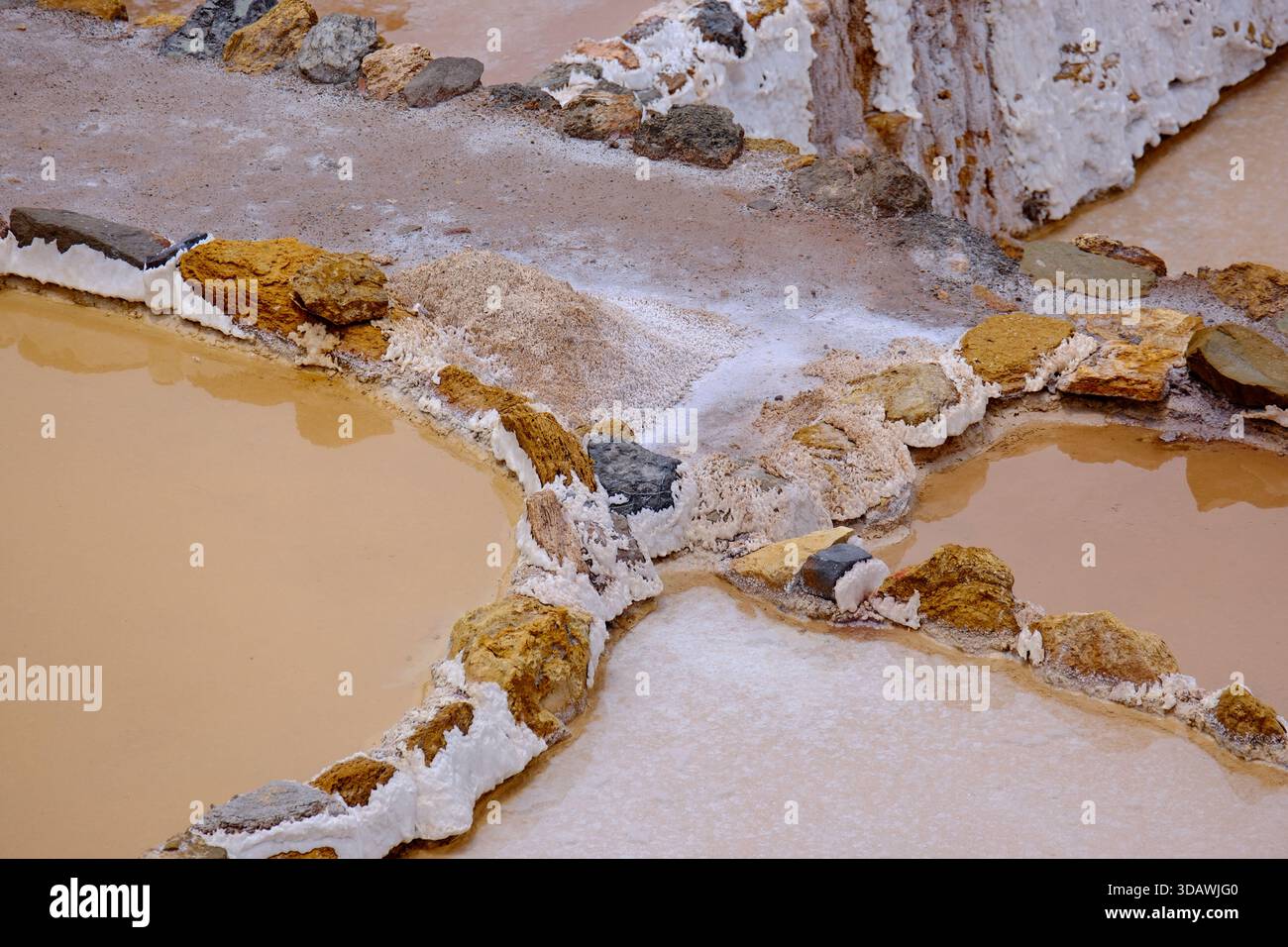Configuration de bassins salants en terrasses dans les mines de sel de Maras dans la Vallée sacrée du Pérou Banque D'Images