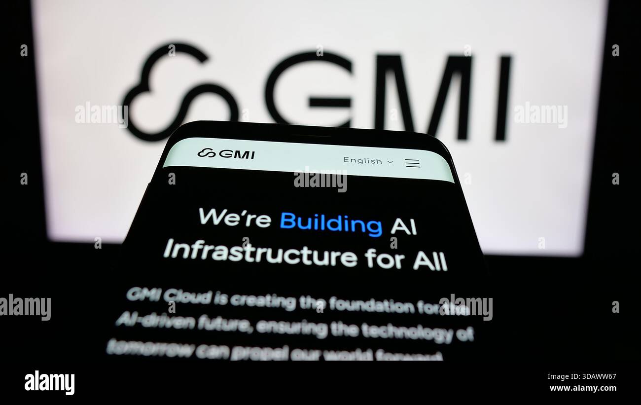 Stuttgart, Allemagne - 11 30 2025 : téléphone portable avec le site Web de la société de services cloud GMI Computing US Inc sur l'écran devant le logo. Banque D'Images