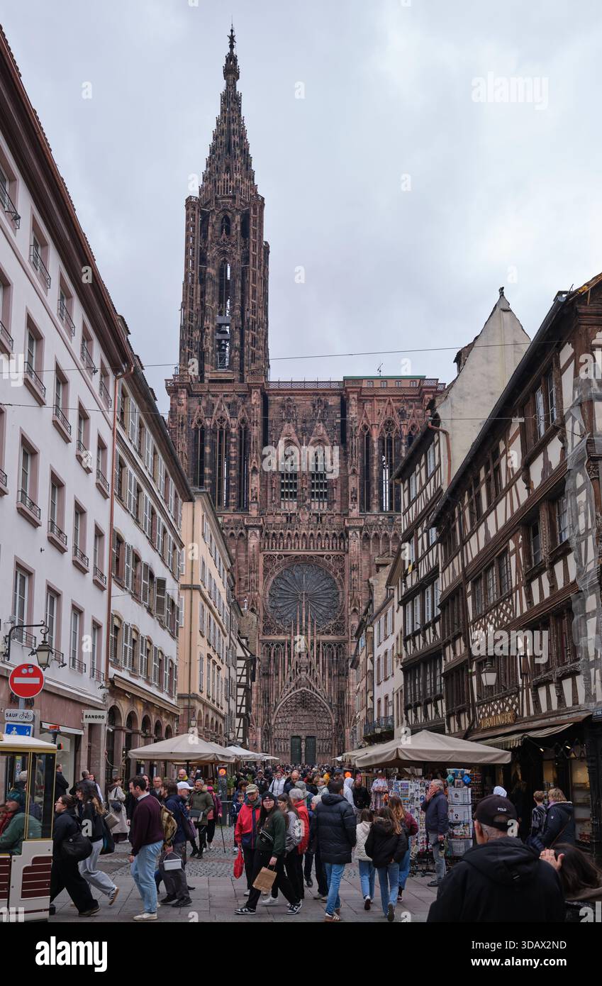Façade ouest de la cathédrale gothique de Strasbourg avec sa façade murale en grès rose des Vosges, héritage d'Erwin von Steinbach. Alsace, FR Banque D'Images