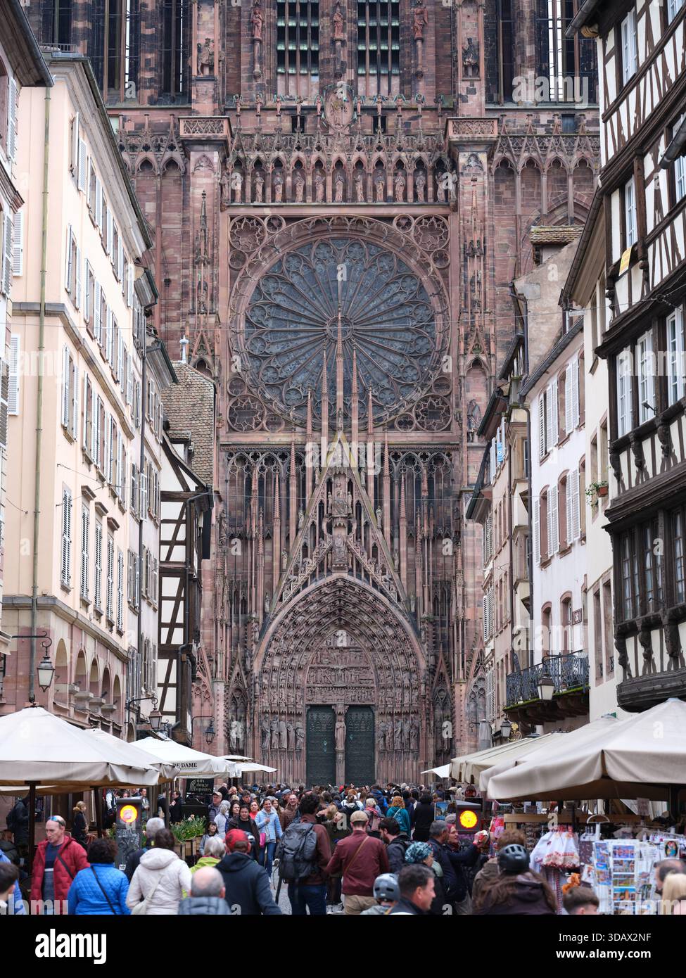Façade ouest de la cathédrale gothique de Strasbourg avec sa façade murale en grès rose des Vosges, héritage d'Erwin von Steinbach. Alsace, FR Banque D'Images