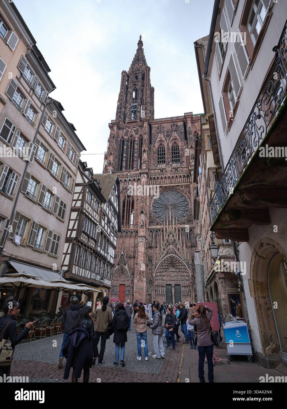 Façade ouest de la cathédrale gothique de Strasbourg avec sa façade murale en grès rose des Vosges, héritage d'Erwin von Steinbach. Alsace, FR Banque D'Images