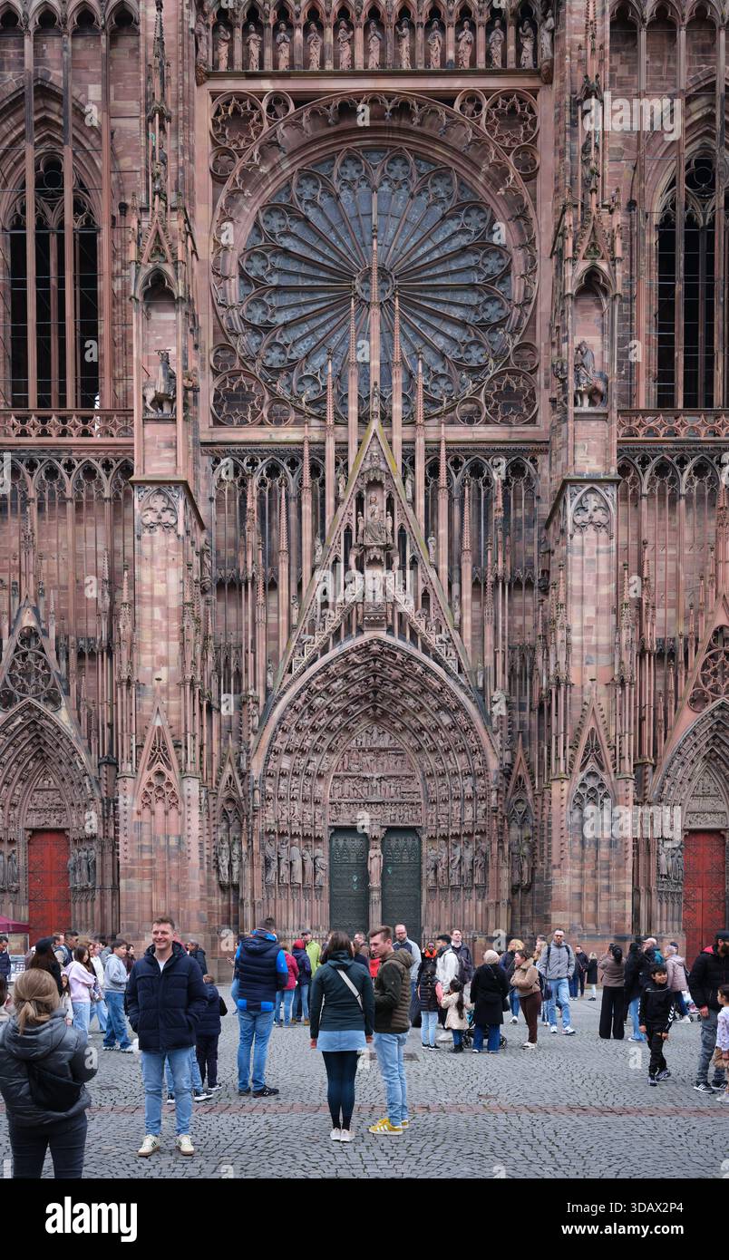 Façade ouest de la cathédrale gothique de Strasbourg avec sa façade murale en grès rose des Vosges, héritage d'Erwin von Steinbach. Alsace, FR Banque D'Images