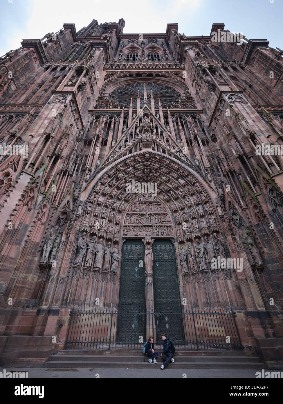 Façade ouest de la cathédrale gothique de Strasbourg avec sa façade murale en grès rose des Vosges, héritage d'Erwin von Steinbach. Alsace, FR Banque D'Images
