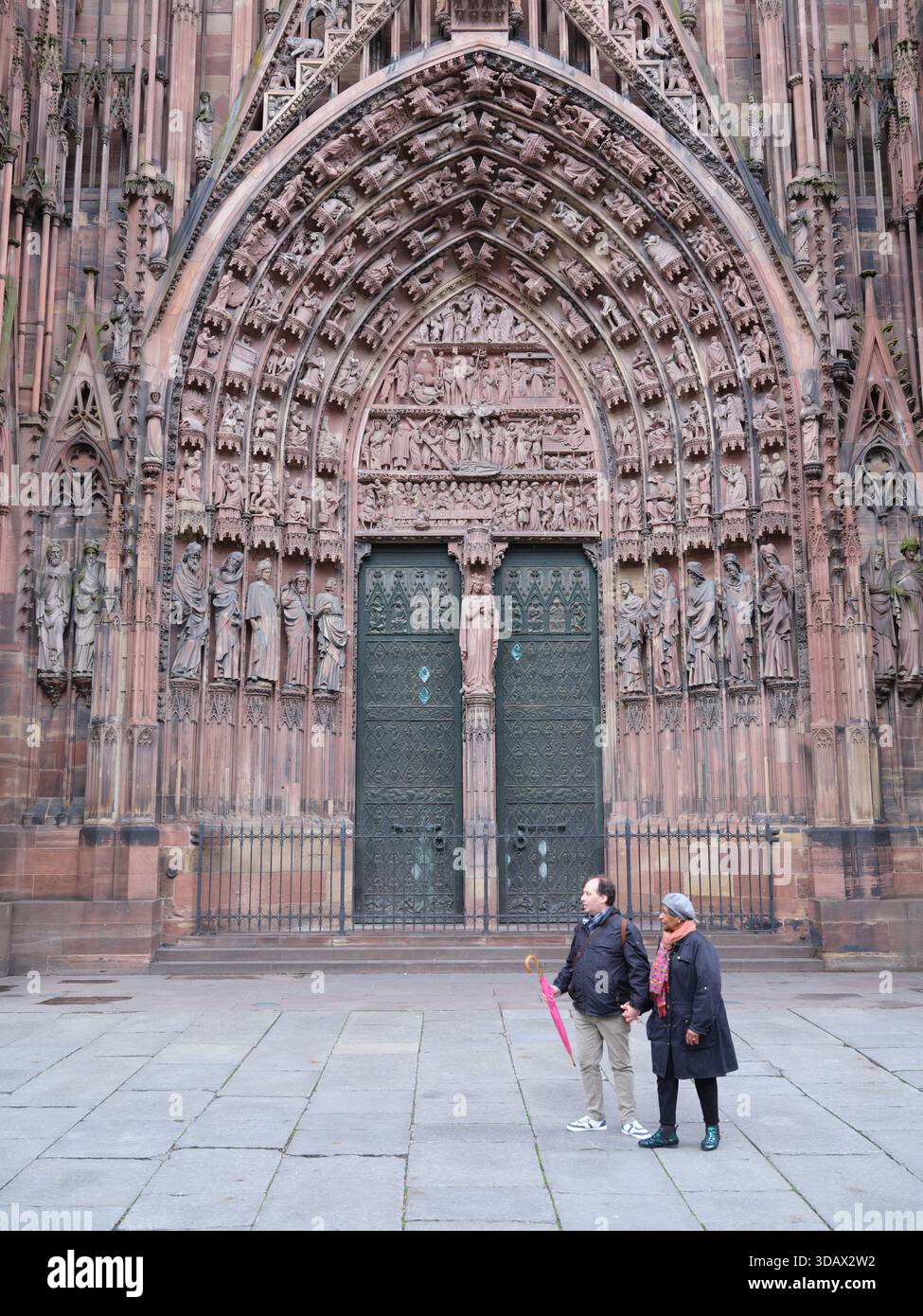 Façade ouest de la cathédrale gothique de Strasbourg avec sa façade murale en grès rose des Vosges, héritage d'Erwin von Steinbach. Alsace, FR Banque D'Images