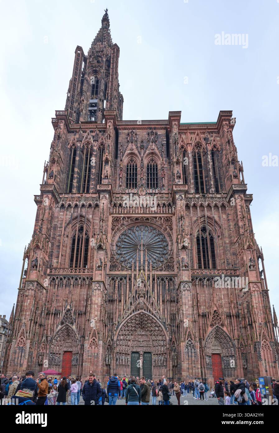 Façade ouest de la cathédrale gothique de Strasbourg avec sa façade murale en grès rose des Vosges, héritage d'Erwin von Steinbach. Alsace, FR Banque D'Images