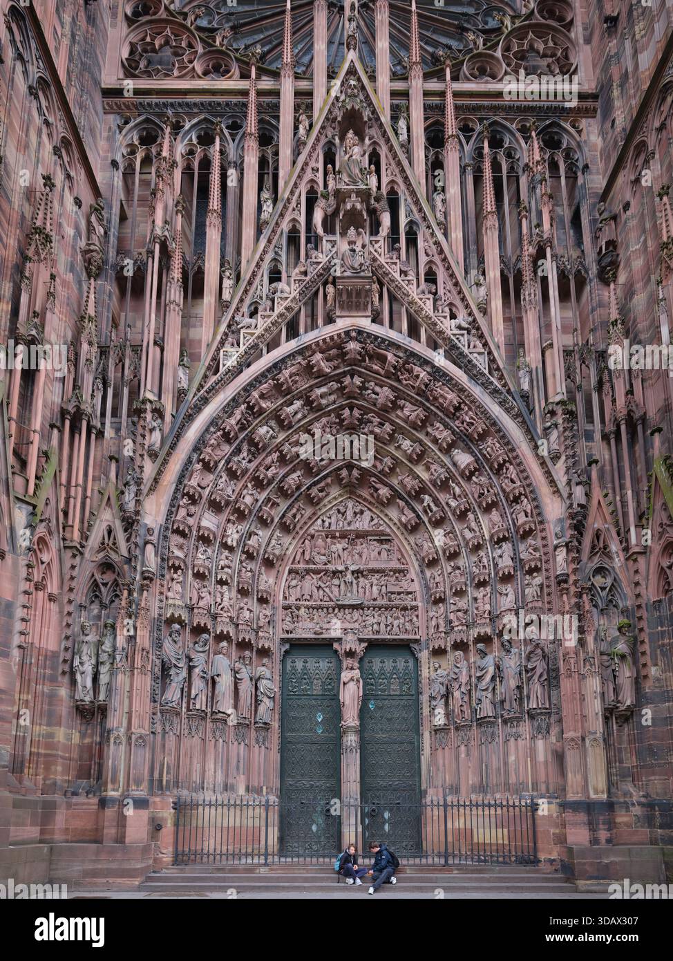 Façade ouest de la cathédrale gothique de Strasbourg avec sa façade murale en grès rose des Vosges, héritage d'Erwin von Steinbach. Alsace, FR Banque D'Images