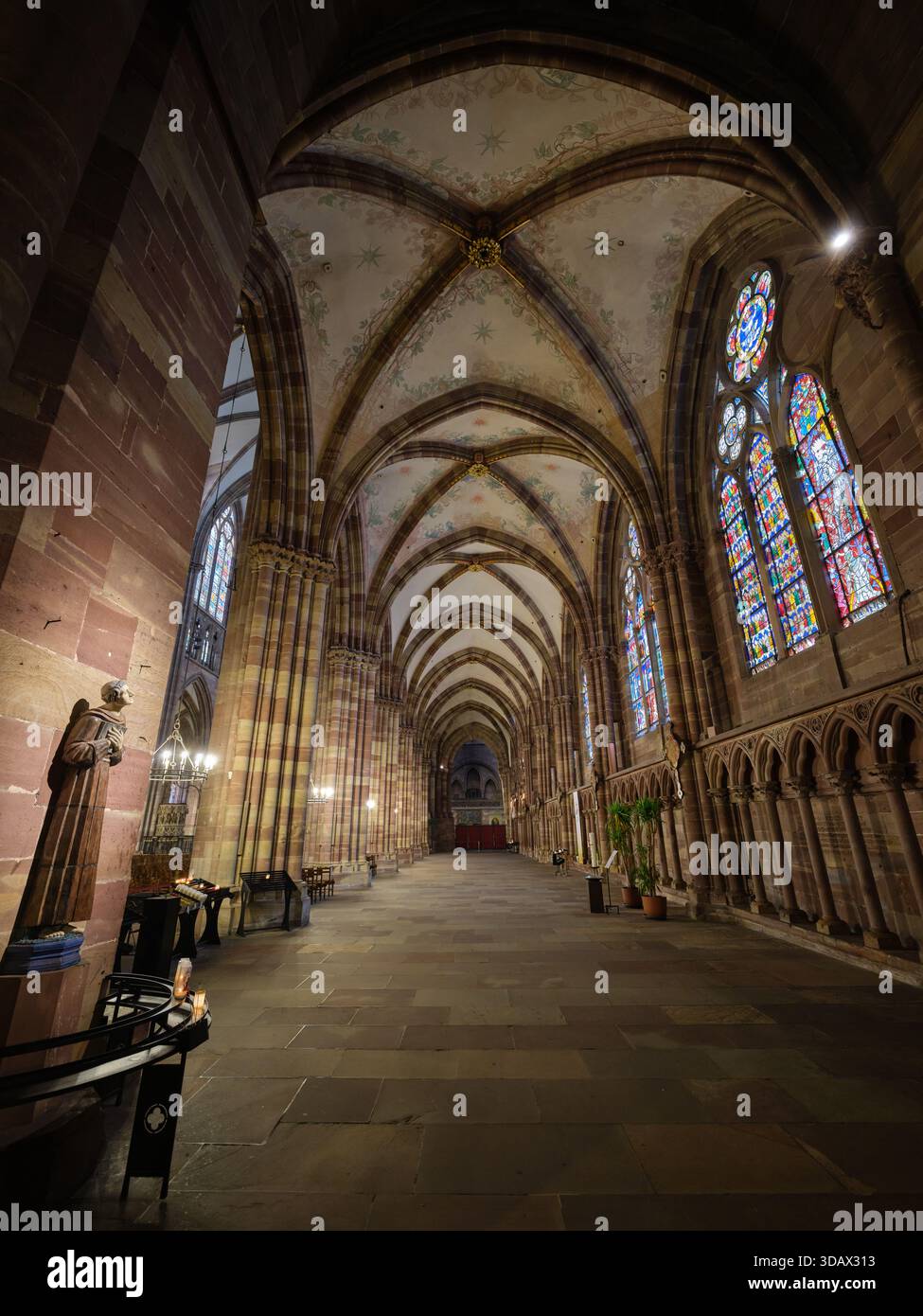 Nef de la cathédrale gothique de Strasbourg en grès rose des Vosges. Alsace, France. Banque D'Images