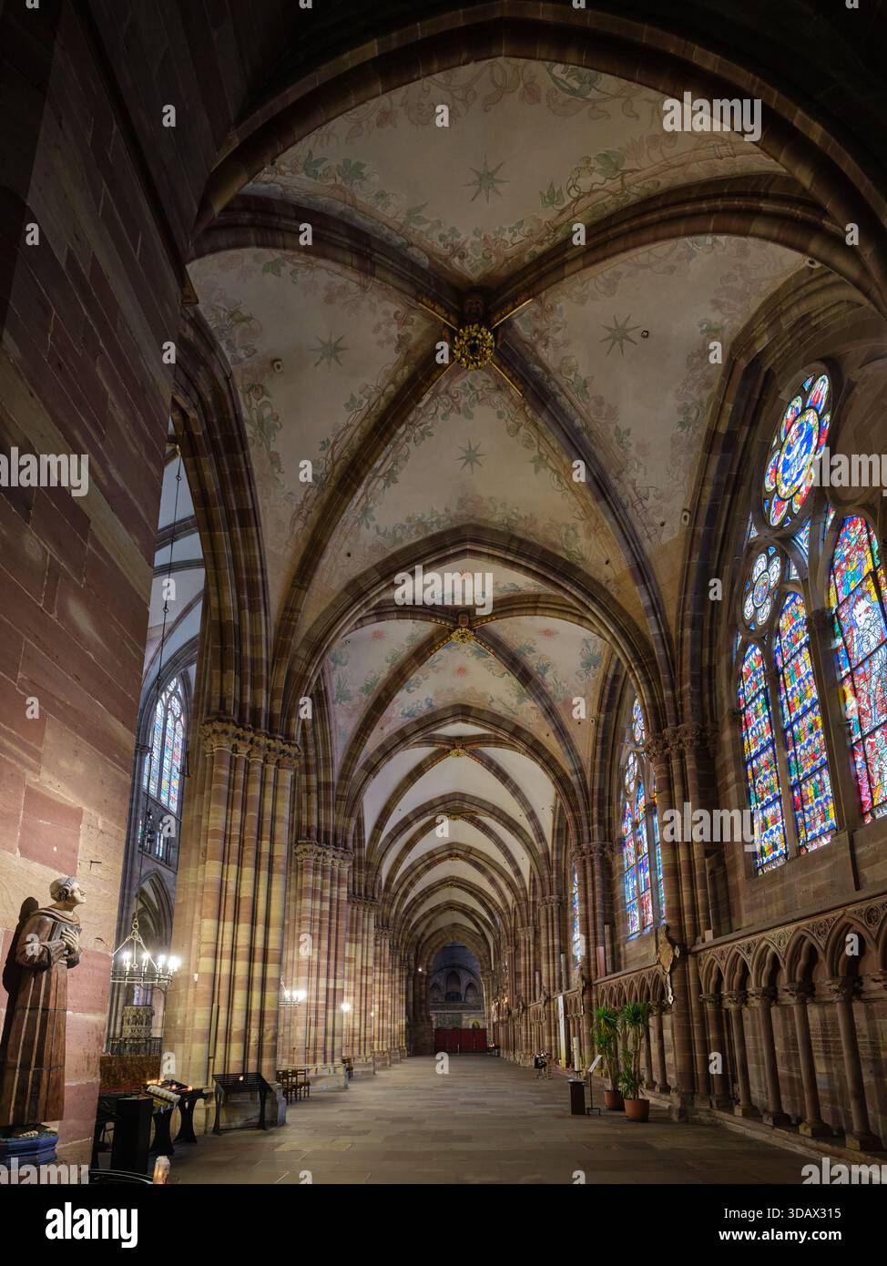 Nef de la cathédrale gothique de Strasbourg en grès rose des Vosges. Alsace, France. Banque D'Images