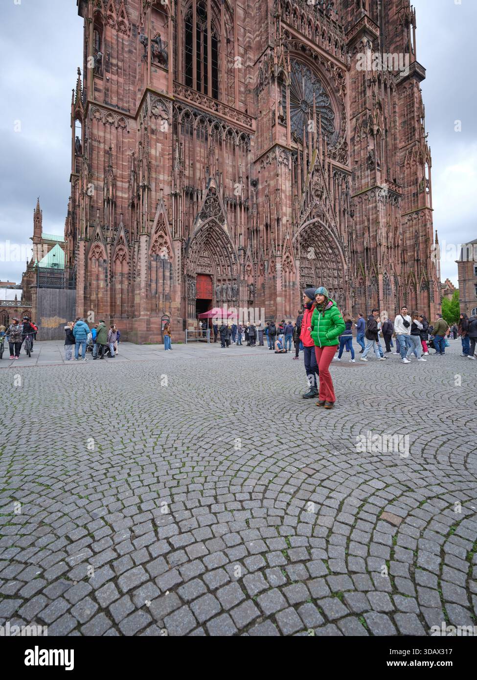 Façade ouest de la cathédrale gothique de Strasbourg avec sa façade murale en grès rose des Vosges, héritage d'Erwin von Steinbach. Alsace, FR Banque D'Images