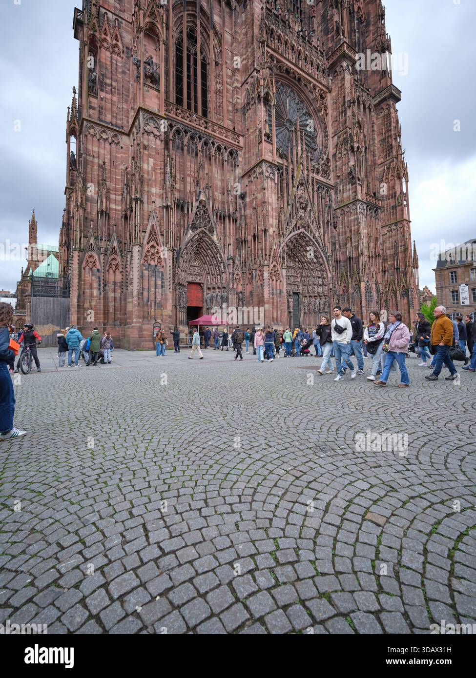 Façade ouest de la cathédrale gothique de Strasbourg avec sa façade murale en grès rose des Vosges, héritage d'Erwin von Steinbach. Alsace, FR Banque D'Images