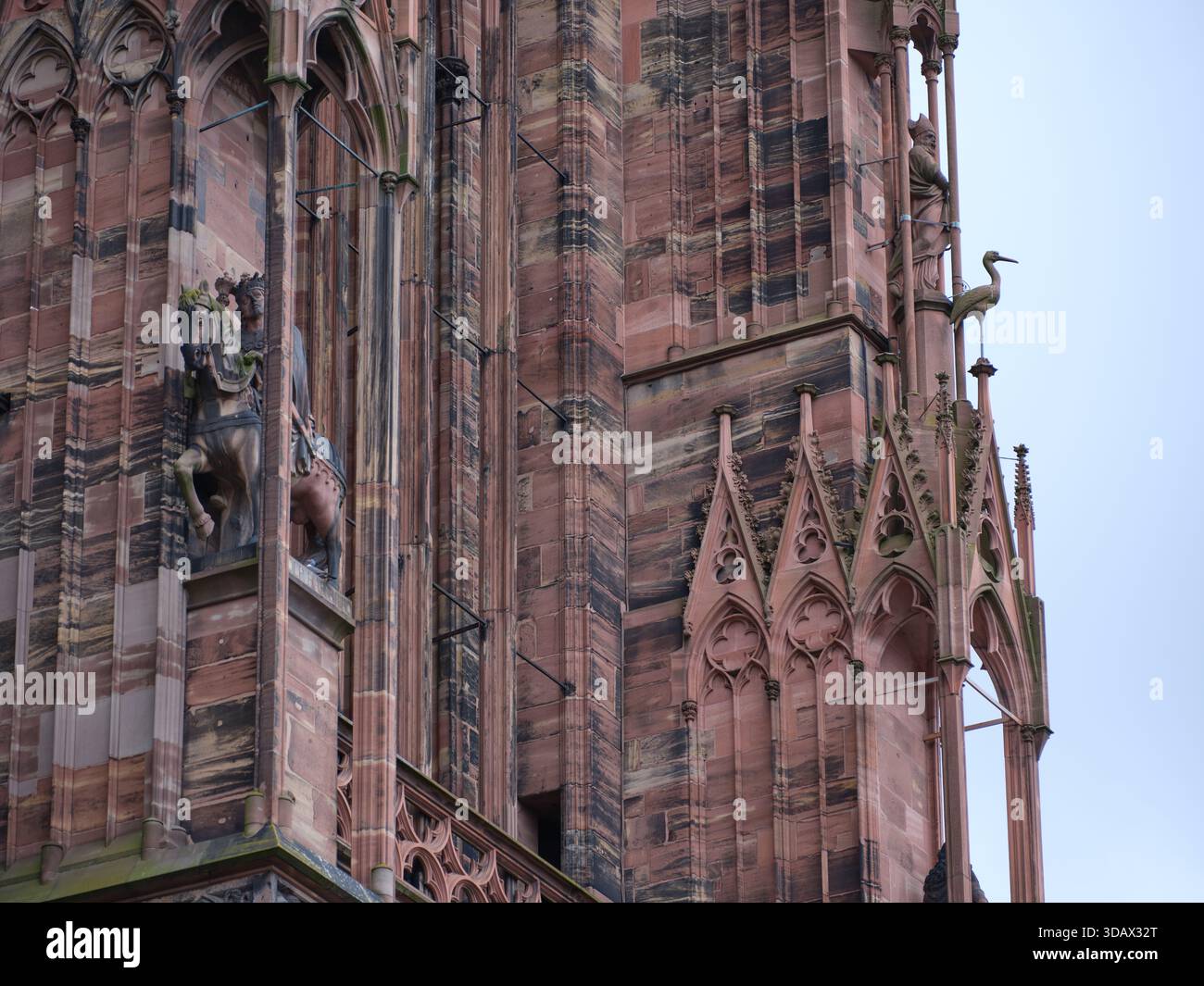 Façade ouest de la cathédrale gothique de Strasbourg avec sa façade murale en grès rose des Vosges, héritage d'Erwin von Steinbach. Alsace, FR Banque D'Images