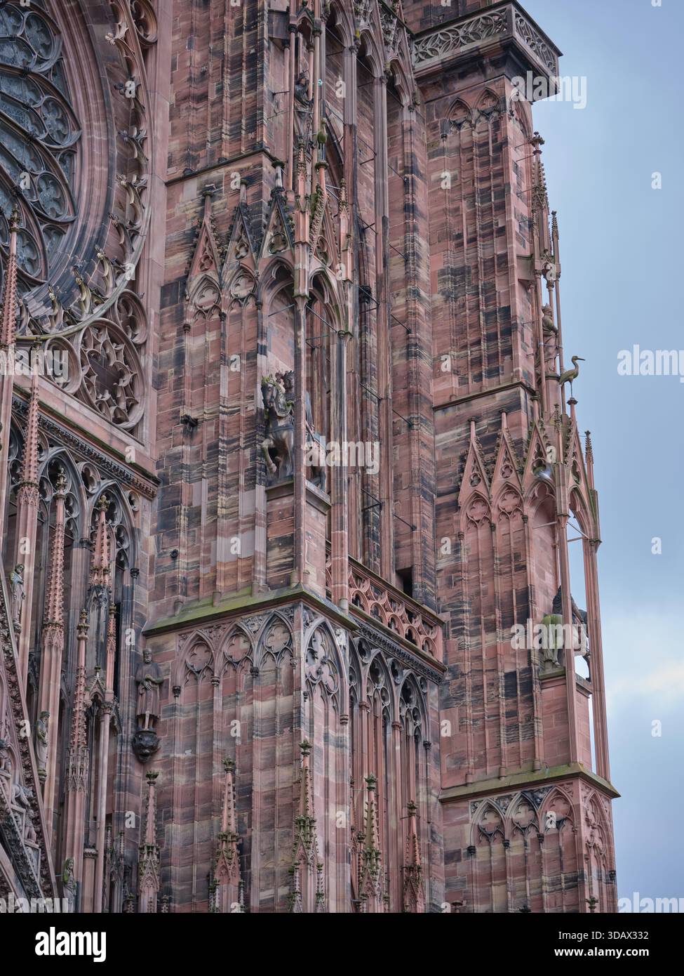 Façade ouest de la cathédrale gothique de Strasbourg avec sa façade murale en grès rose des Vosges, héritage d'Erwin von Steinbach. Alsace, FR Banque D'Images