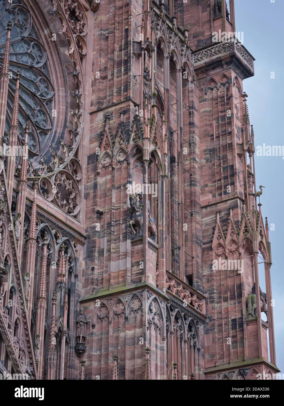 Façade ouest de la cathédrale gothique de Strasbourg avec sa façade murale en grès rose des Vosges, héritage d'Erwin von Steinbach. Alsace, FR Banque D'Images