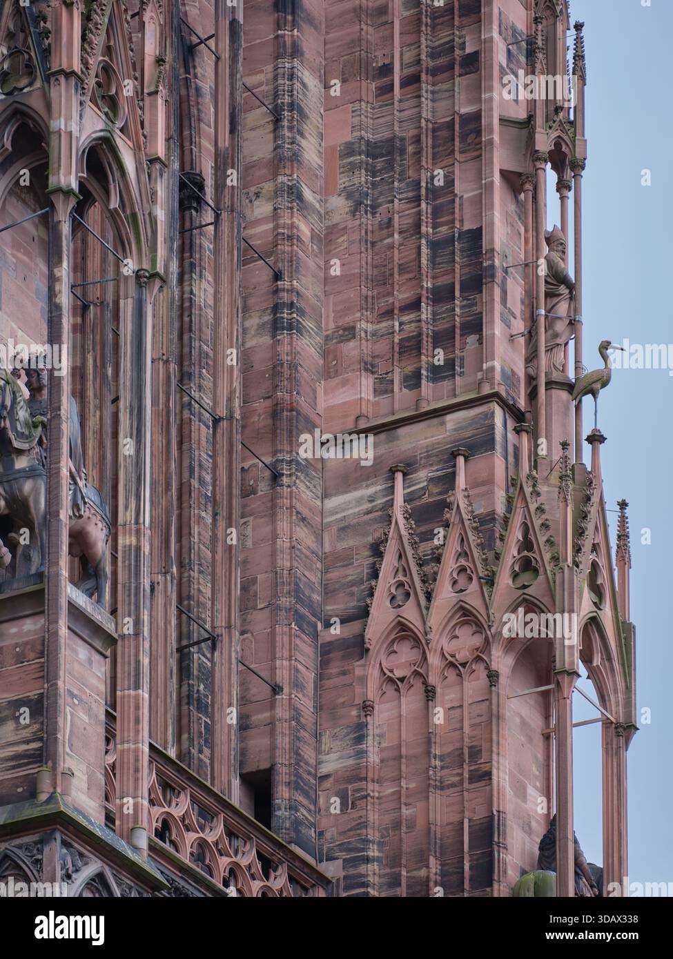 Façade ouest de la cathédrale gothique de Strasbourg avec sa façade murale en grès rose des Vosges, héritage d'Erwin von Steinbach. Alsace, FR Banque D'Images