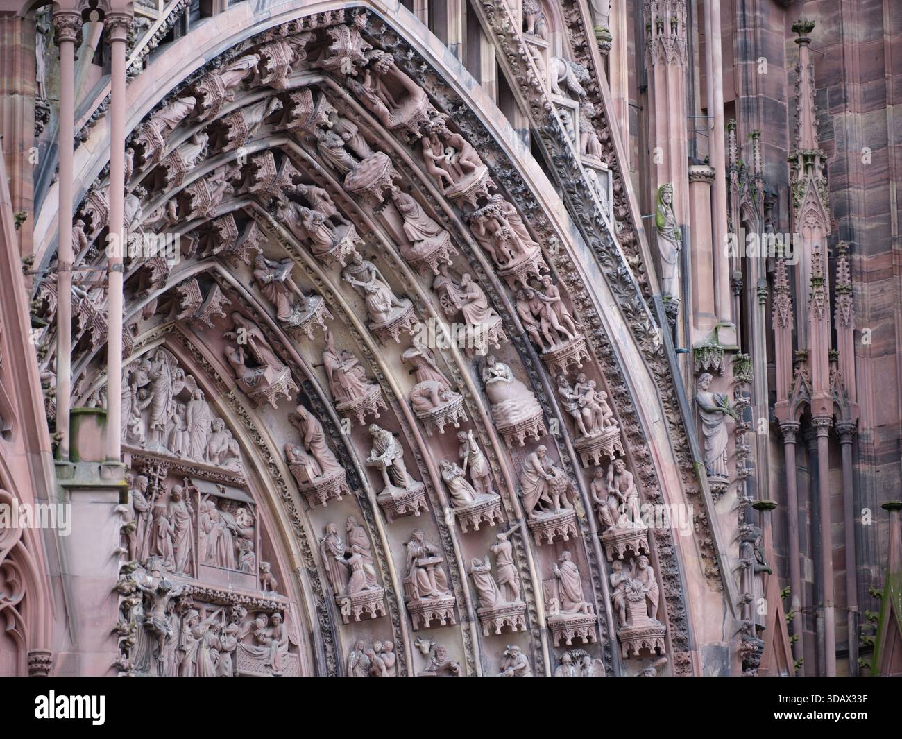 Façade ouest de la cathédrale gothique de Strasbourg avec sa façade murale en grès rose des Vosges, héritage d'Erwin von Steinbach. Alsace, FR Banque D'Images