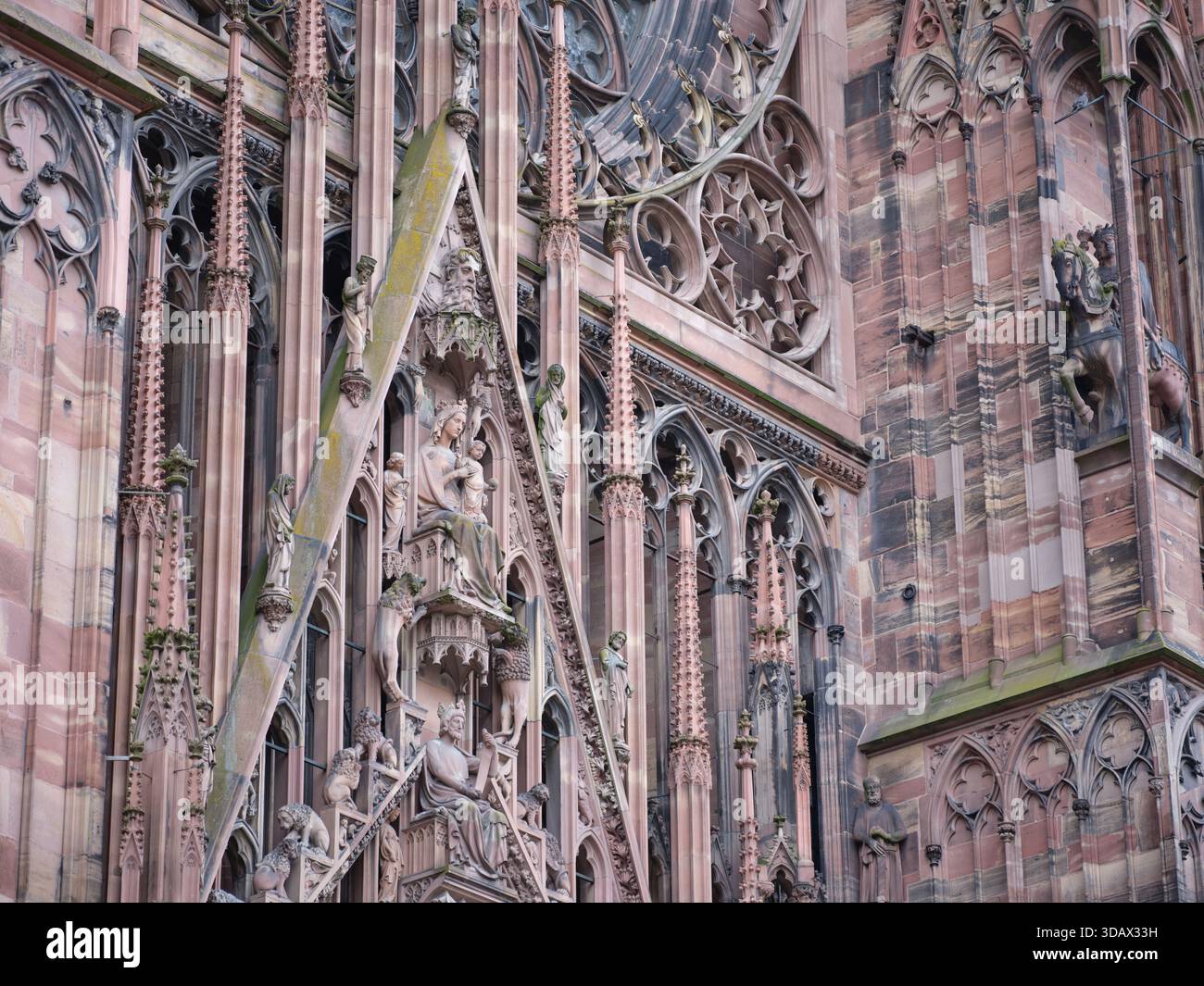 Façade ouest de la cathédrale gothique de Strasbourg avec sa façade murale en grès rose des Vosges, héritage d'Erwin von Steinbach. Alsace, FR Banque D'Images