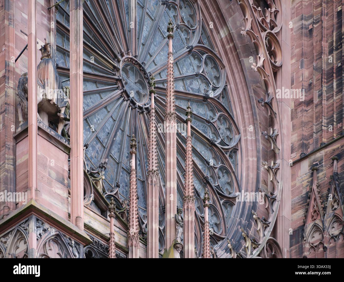 Façade ouest de la cathédrale gothique de Strasbourg avec sa façade murale en grès rose des Vosges, héritage d'Erwin von Steinbach. Alsace, FR Banque D'Images